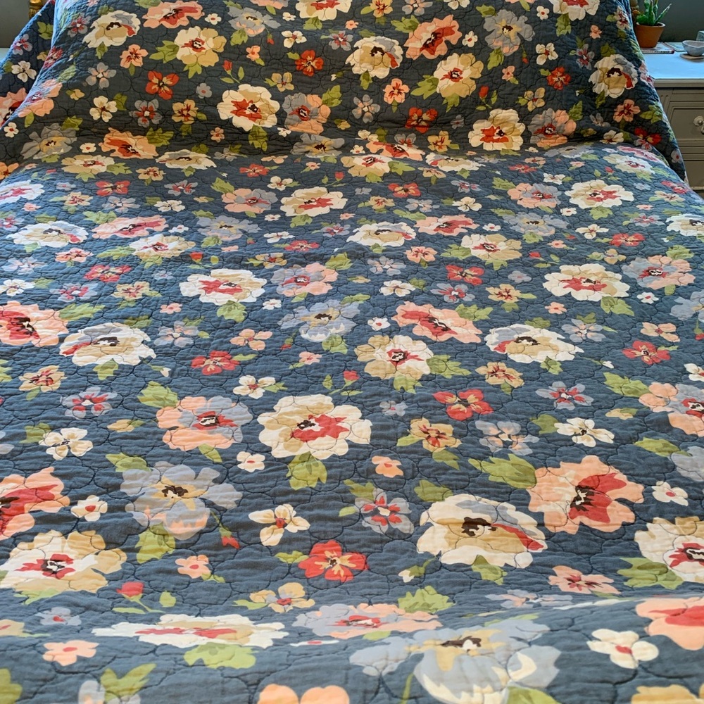 Home Classics Floral Reversible quilt